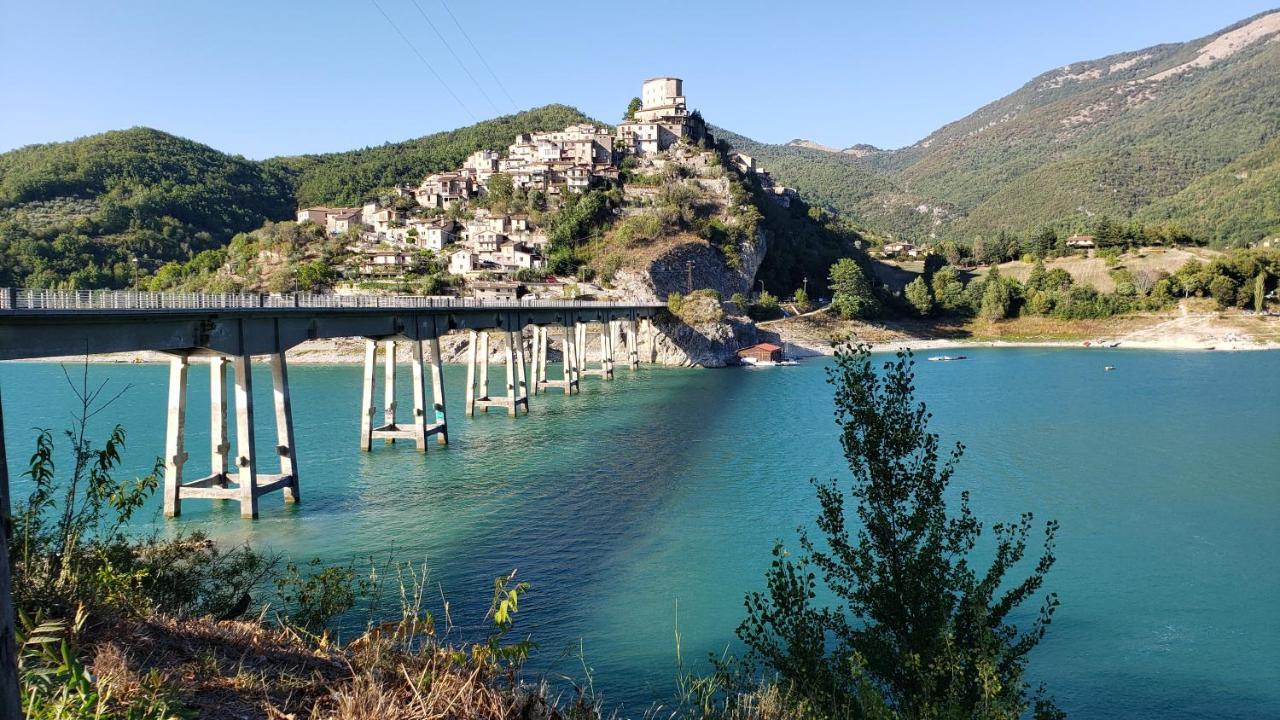 Casa Matilda Casa Vacanze Castel di Tora Exterior foto